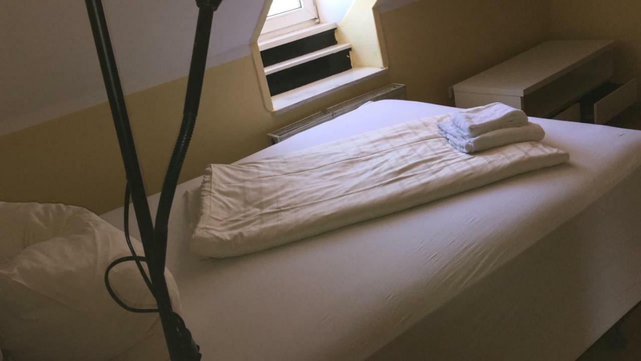 Doppelbettzimmer Mit Bad Кайзерслаутерн Екстер'єр фото